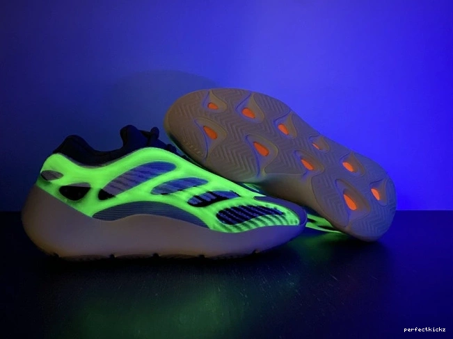 V3 Adidas 700 ID1674 Salt Fade Yeezy 0810